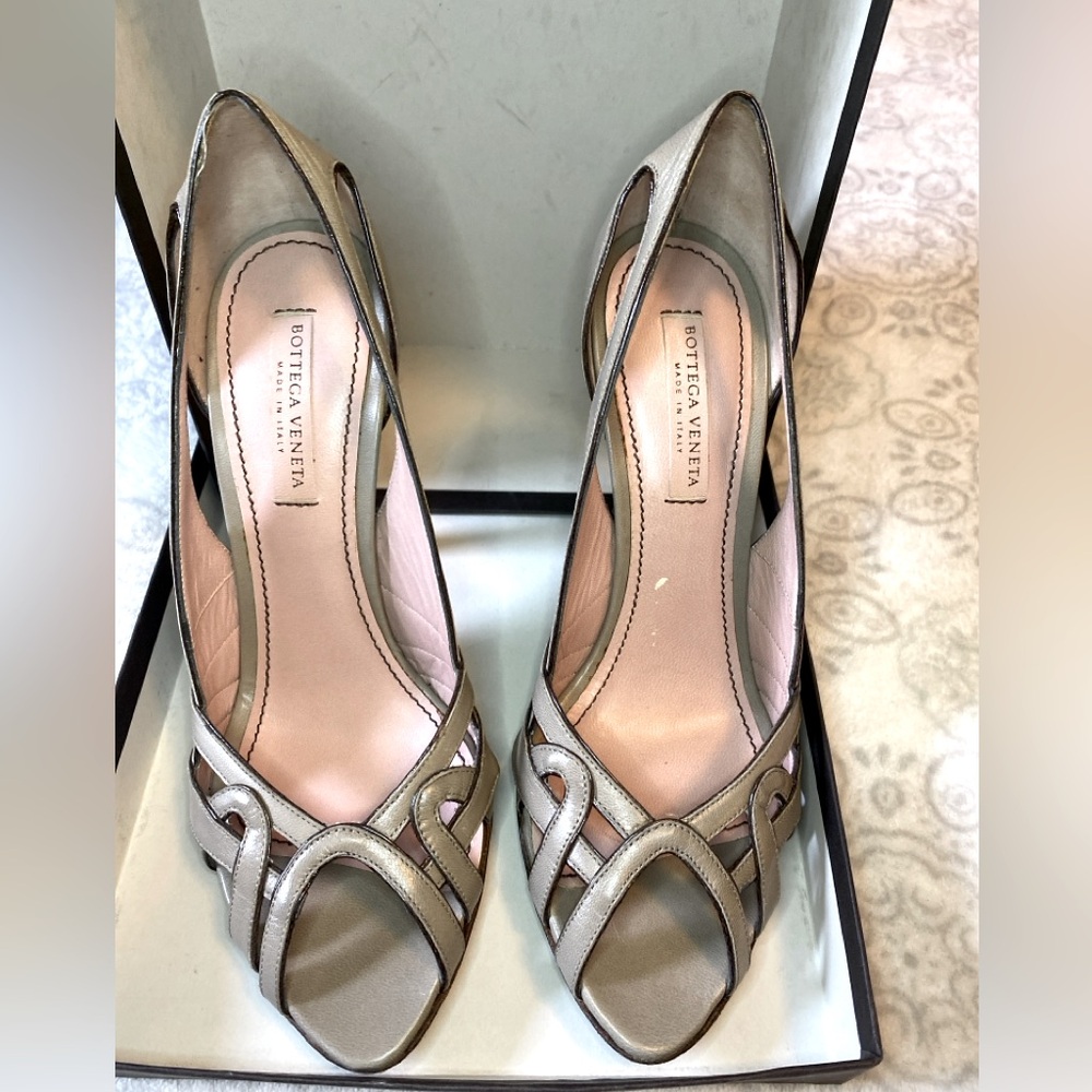 Bottega Veneta peep toe pump.